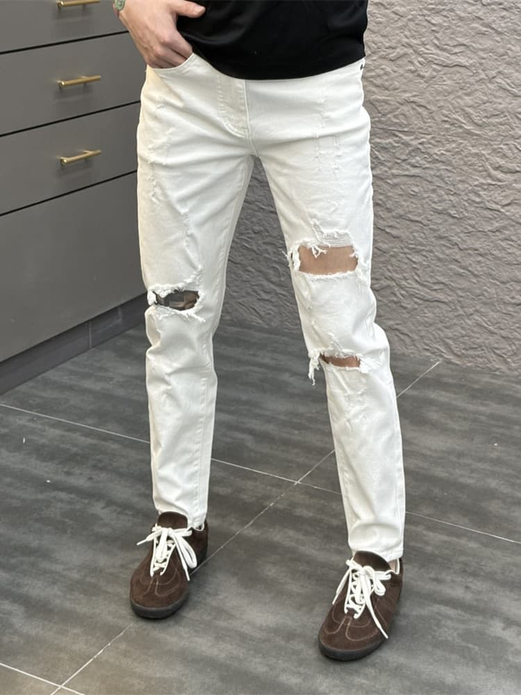 白コーデ ダメージ加工デニムパンツ