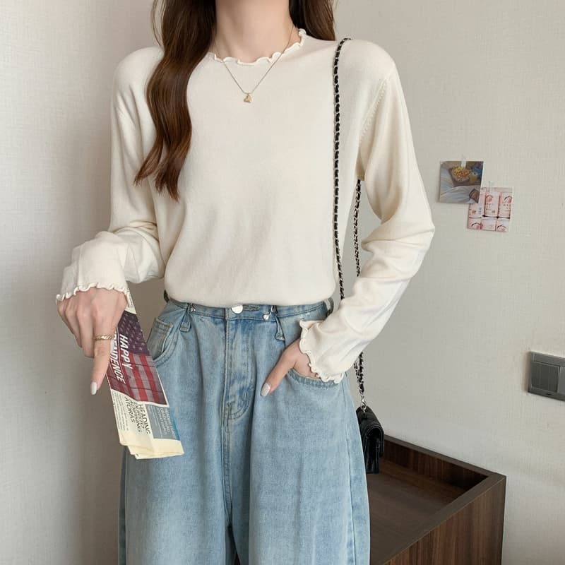 白コーデ フリルネック長袖ニット