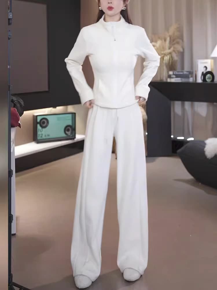白コーデ すっきりシルエット ゆったりワイドパンツ