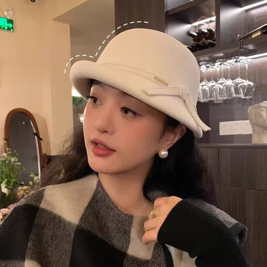 白コーデ 優雅リボン付き帽子