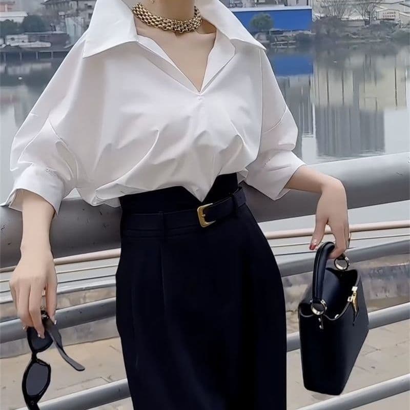 白コーデ 襟広がりドレープブラウス