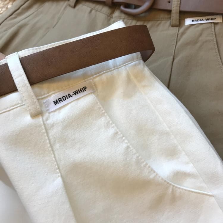白コーデ ベルト付きプリーツショートパンツ
