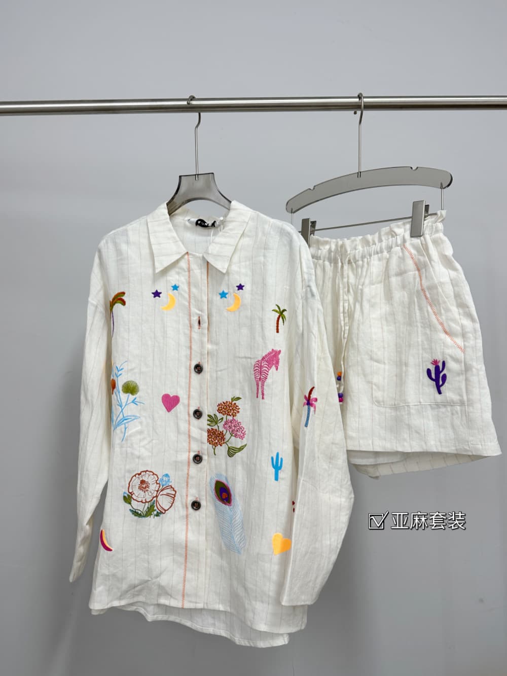 白コーデ 多彩刺繍入り長袖とろみブラウス