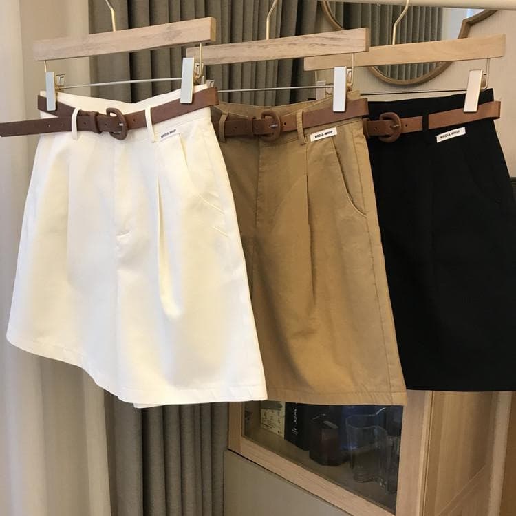 白コーデ ベルト付きプリーツショートパンツ