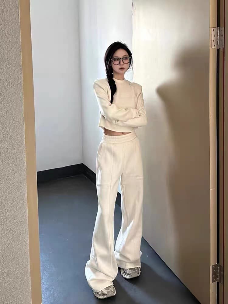 白コーデ すっきりシルエット長袖クロップド丈カットソー