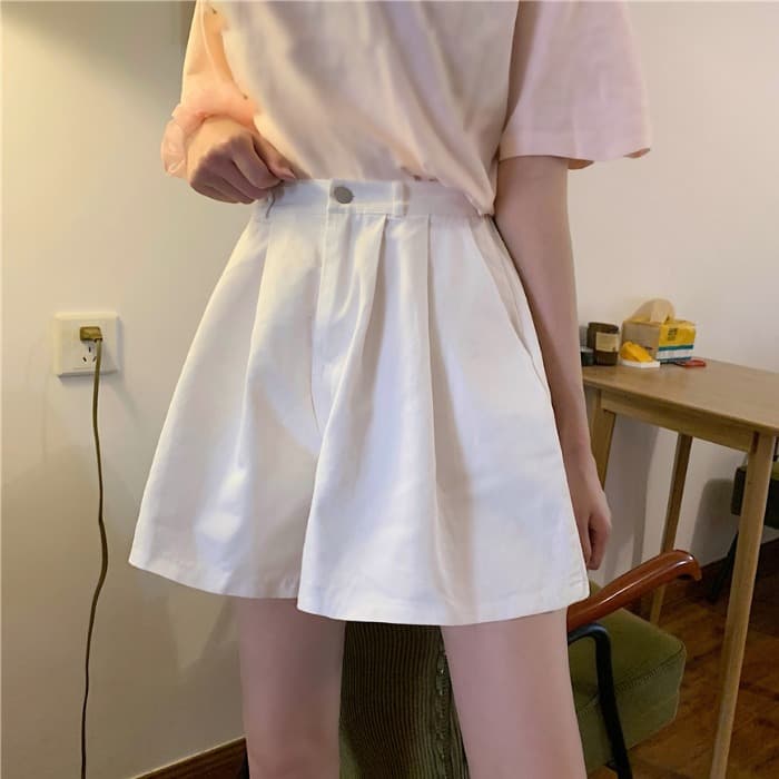 白コーデ ふんわりプリーツショートパンツ