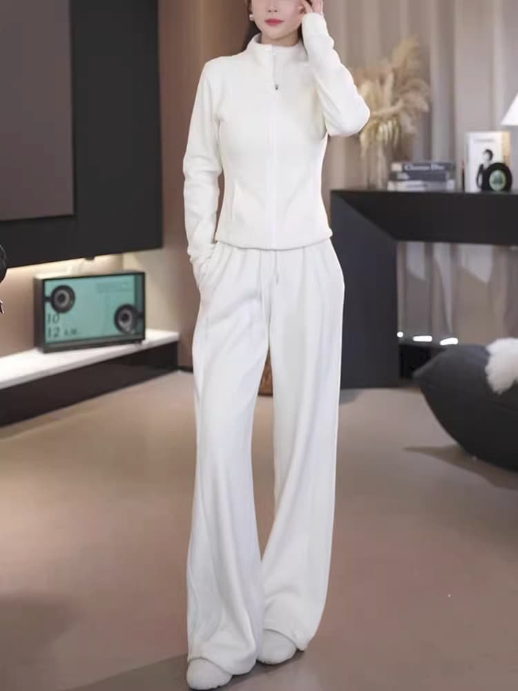 白コーデ すっきりシルエット ゆったりワイドパンツ