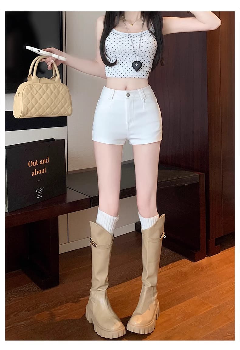 白コーデ シンプル高腰ショートパンツ