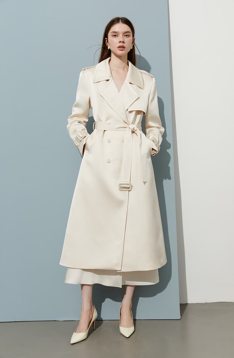 白コーデ 上品シルエットトレンチコート