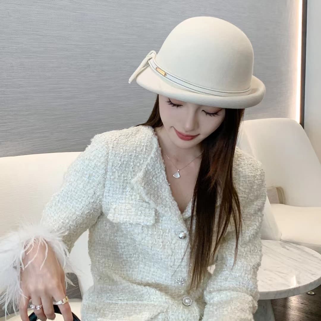 白コーデ 優美な帽子 リボン飾り付き