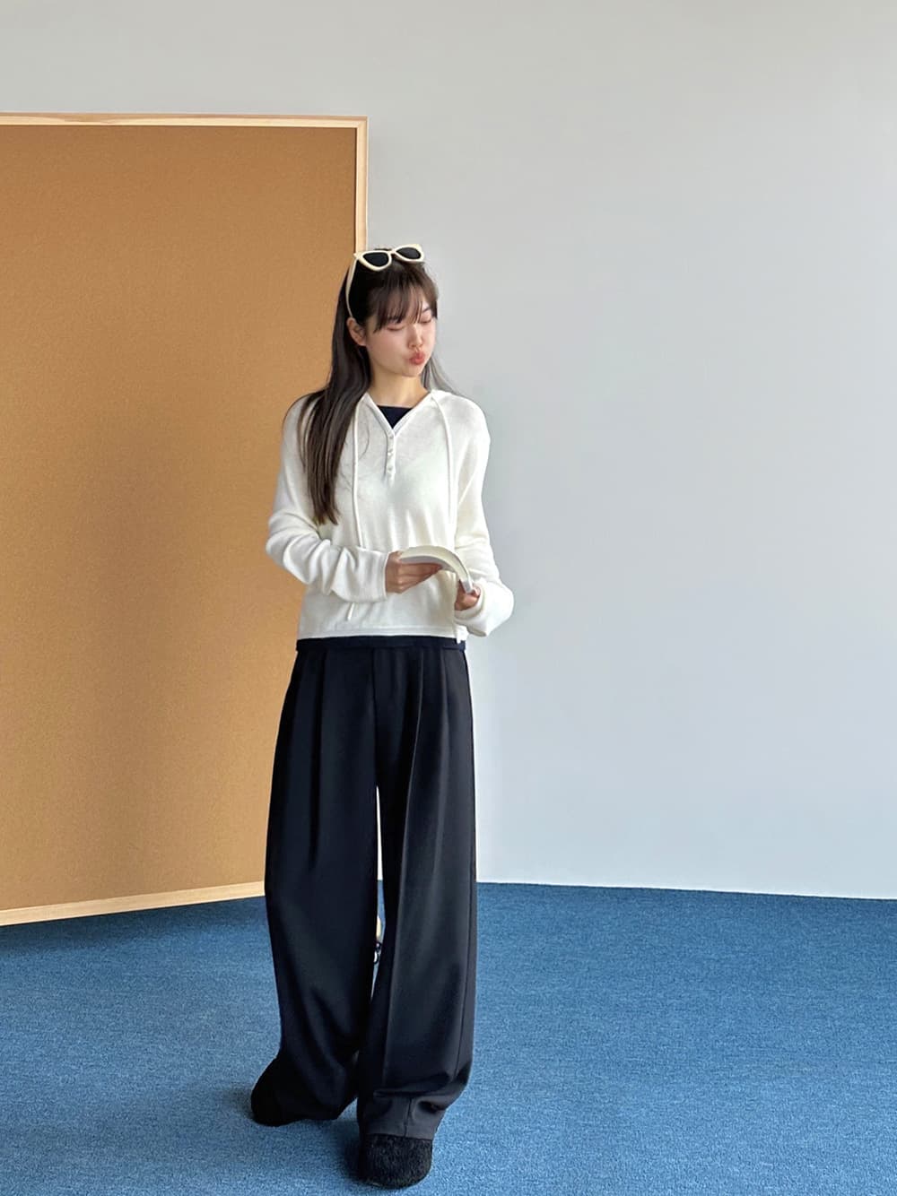 白コーデ 三つボタン付きパーカーニット