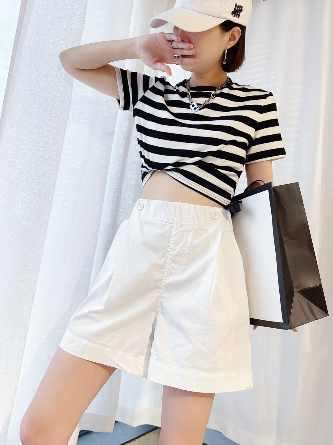 白コーデ ゆったりシルエット 夏向け ショートパンツ