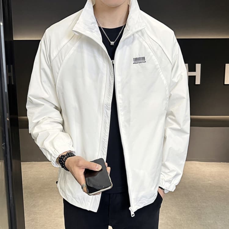 白コーデ 軽量スポーティジャケット