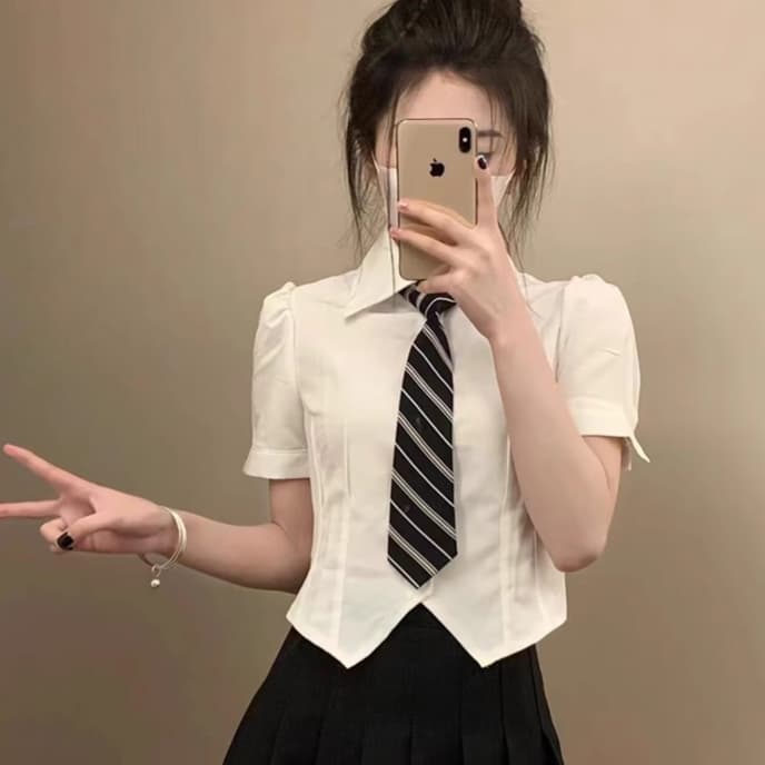 白コーデ 清楚な制服風セットアップ