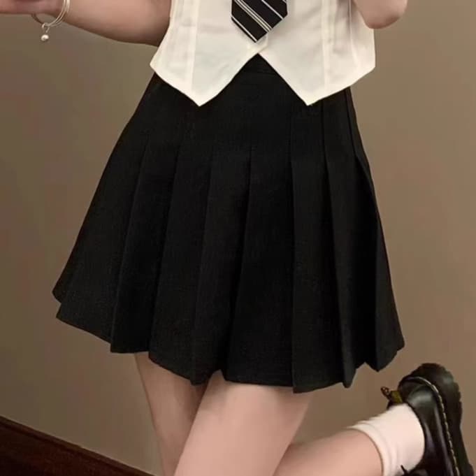 白コーデ 清楚な制服風セットアップ