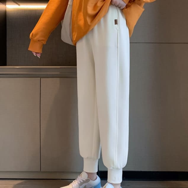 白コーデ ゆったりシルエット裾リブスウェットパンツ
