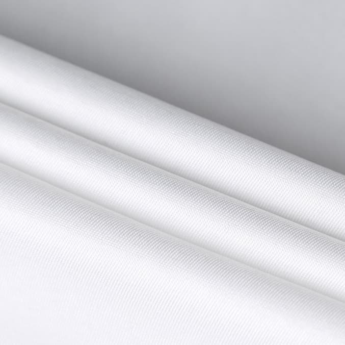 白コーデ 上質感シルク調ドレスシャツ