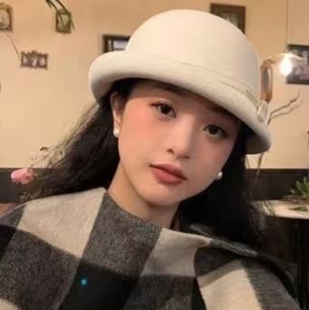 白コーデ 優雅リボン付き帽子