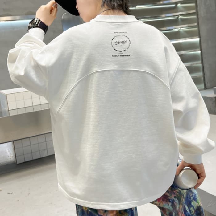 白コーデ ゆったりシルエット 長袖トップス