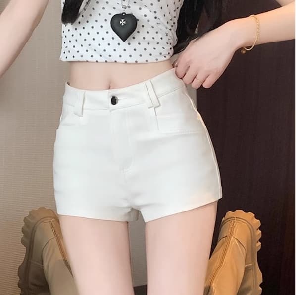 白コーデ シンプル高腰ショートパンツ