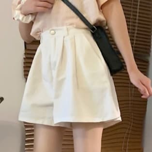 白コーデ ふんわりプリーツショートパンツ