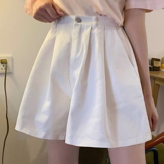 白コーデ ふんわりプリーツショートパンツ