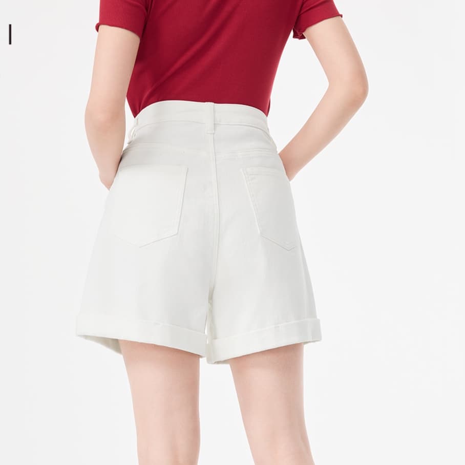 白コーデ ハイウエストショートパンツ