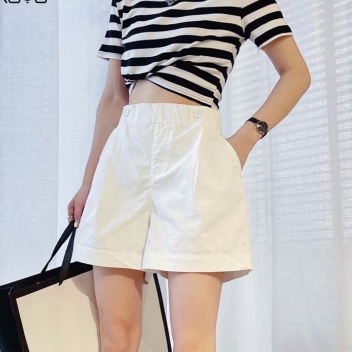 白コーデ ゆったりシルエット 夏向け ショートパンツ
