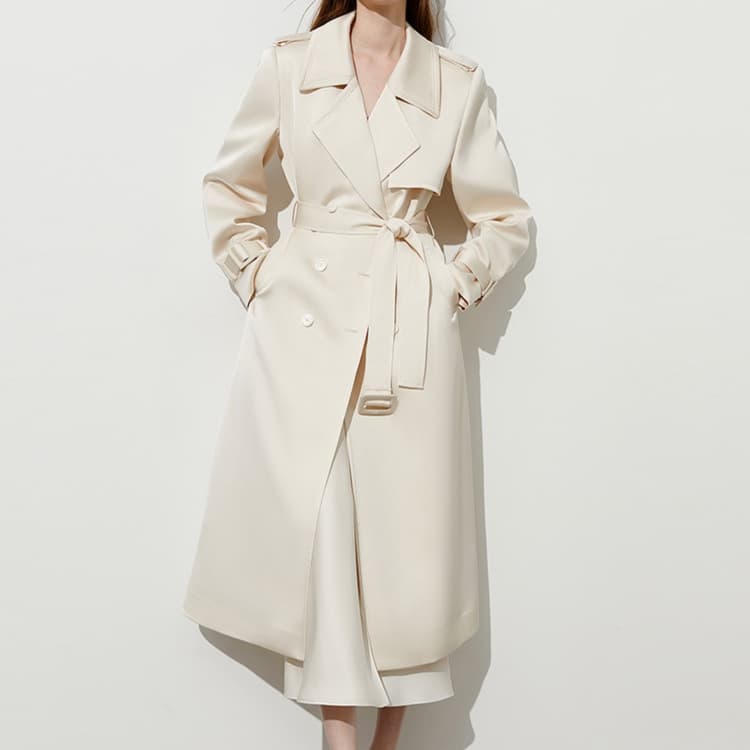 白コーデ 上品シルエットトレンチコート
