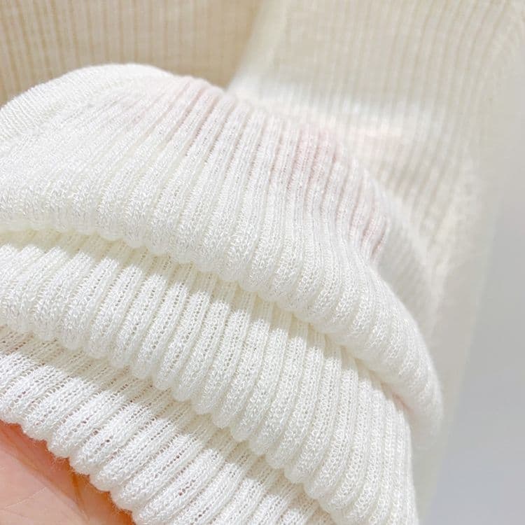 白コーデ 優しい肌触りフロントボタンニット