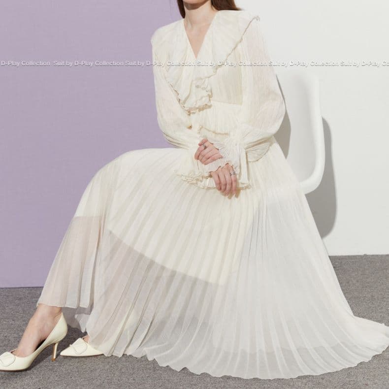 白コーデ 優美プリーツ襟ロングワンピース