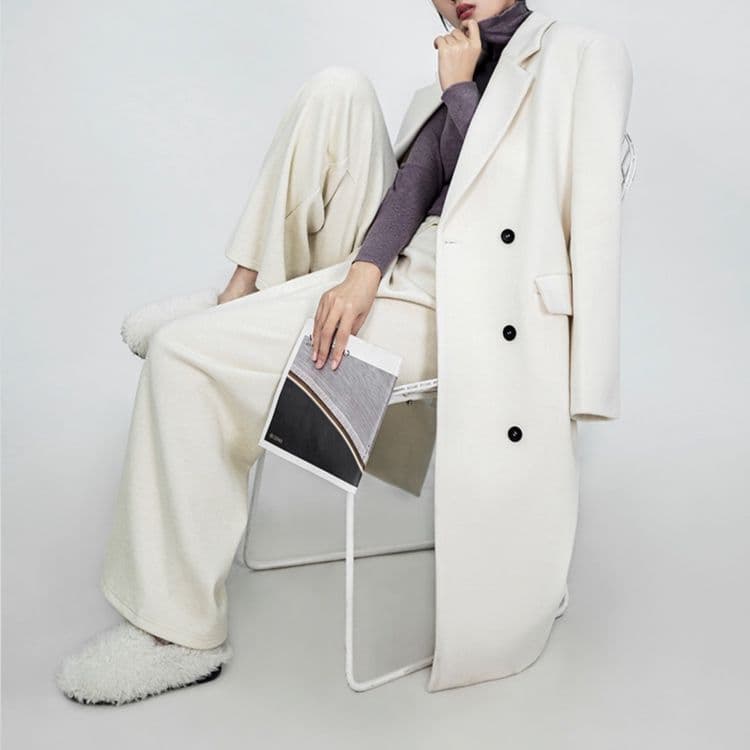 白コーデ クラシック ダブルロングコート