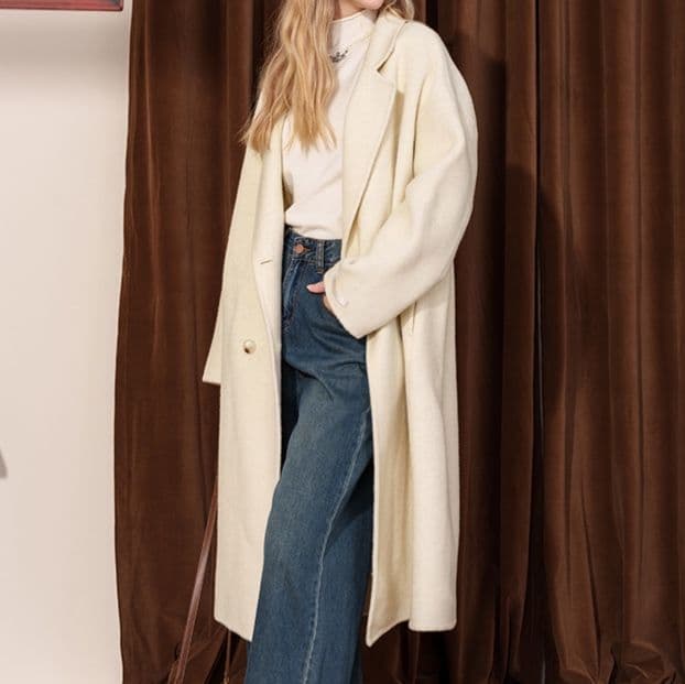 白コーデ ゆったりロングチェスターコート