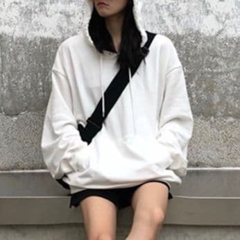 白コーデ ゆったりシルエット フード付きトップス