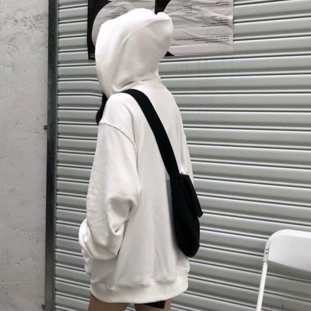 白コーデ ゆったりシルエット フード付きトップス