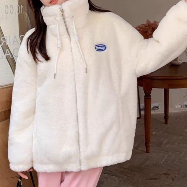 白コーデ もこもこ ふわふわ ジップアップジャケット