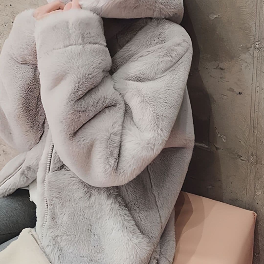 白コーデ ふわふわファーフード付きコート