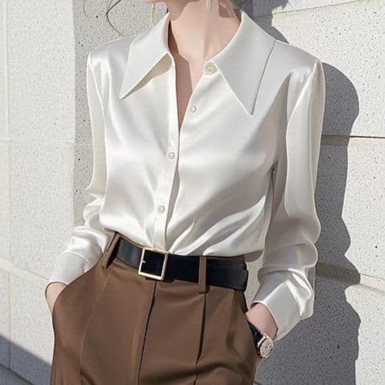 白コーデ 光沢感のある上質シャツ