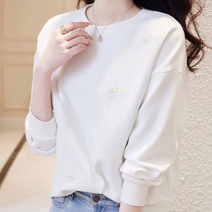 白コーデ 花扇刺繍入り長袖プルオーバー