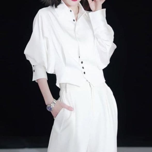 白コーデ 洗練シルエットゆったりブラウス
