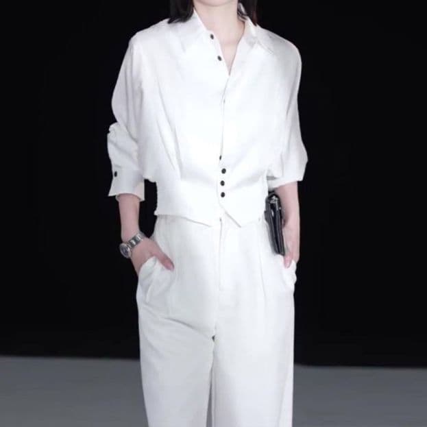 白コーデ 洗練シルエットゆったりブラウス