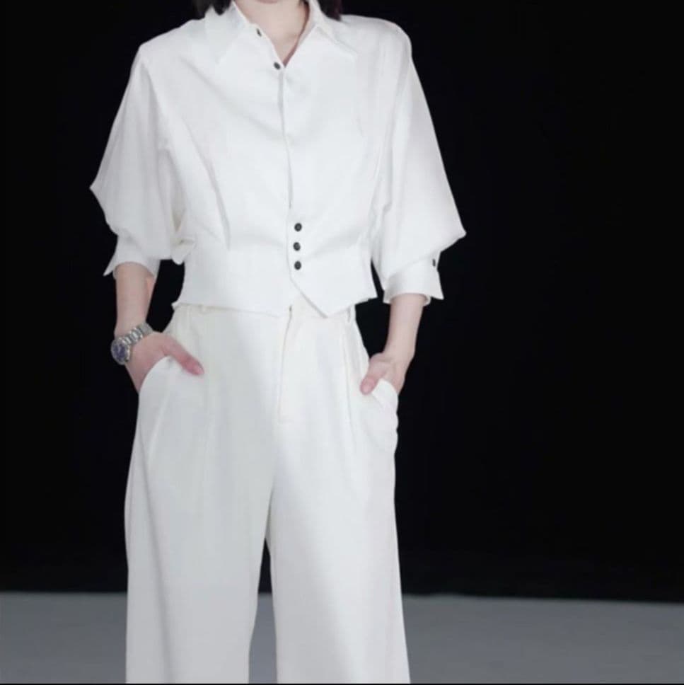 白コーデ 洗練シルエットゆったりブラウス