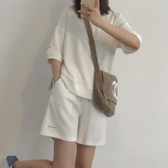 白コーデ ゆったりシルエット半袖セットアップ
