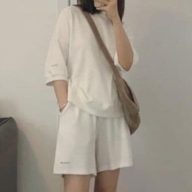 白コーデ ゆったりシルエット半袖セットアップ