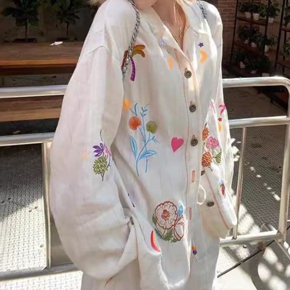 白コーデ 多彩刺繍入り長袖とろみブラウス