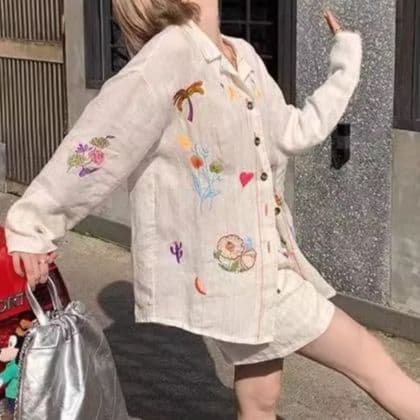 白コーデ 多彩刺繍入り長袖とろみブラウス