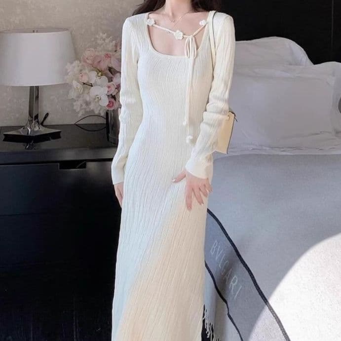 白コーデ 優美なフレア袖マキシワンピース