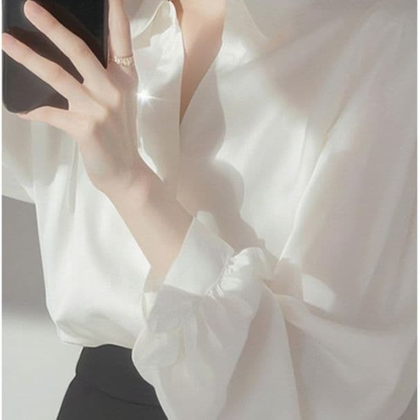 白コーデ 優雅なとろみ素材ブラウス