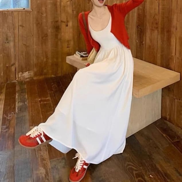 白コーデ 優美なマキシ丈フレアワンピース