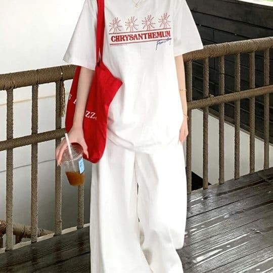 白コーデ ゆったりワイドパンツ